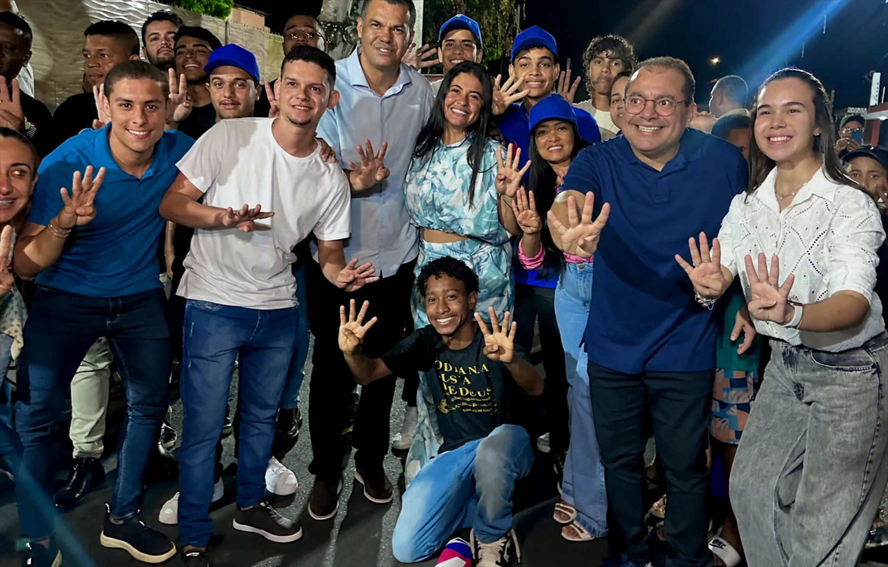 Grupo de jovens reunido à noite em uma rua de Santo Estêvão durante um encontro da União Jovem.